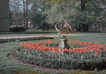 21969 Gezicht op de zonnewijzer in het Hogelandse park te Utrecht.